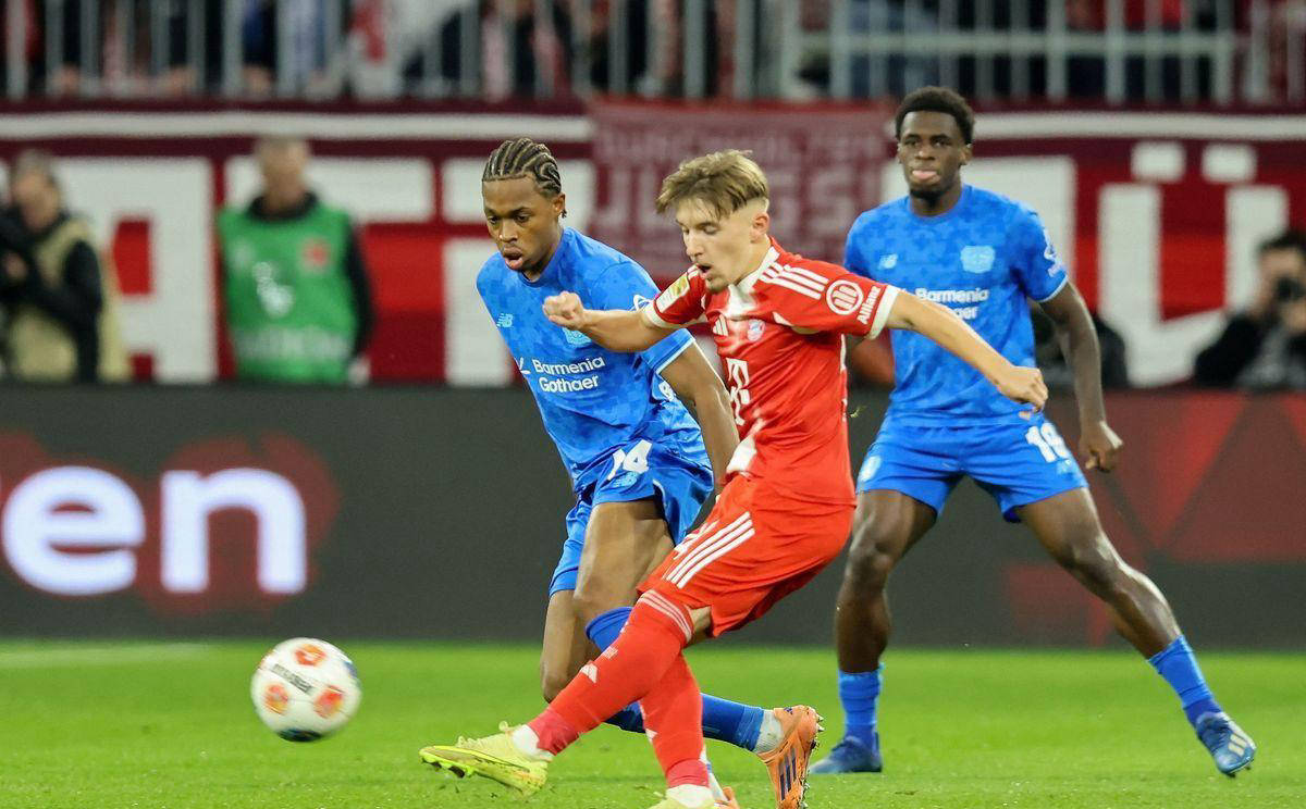 包含荷甲今晨再迎强敌，斯图加特临场应变，主帅态度——底气十足，轮换策略成焦点的词条