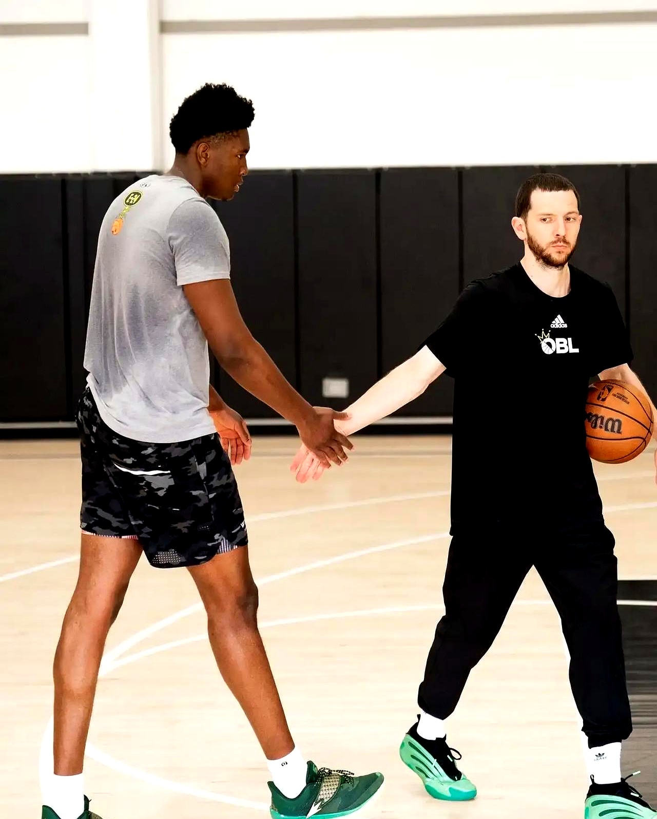 关于欧联倒计时；休斯敦火箭国际比赛日手感冰凉；细节引发关注；压力陡增；资深球员宣示担当的信息