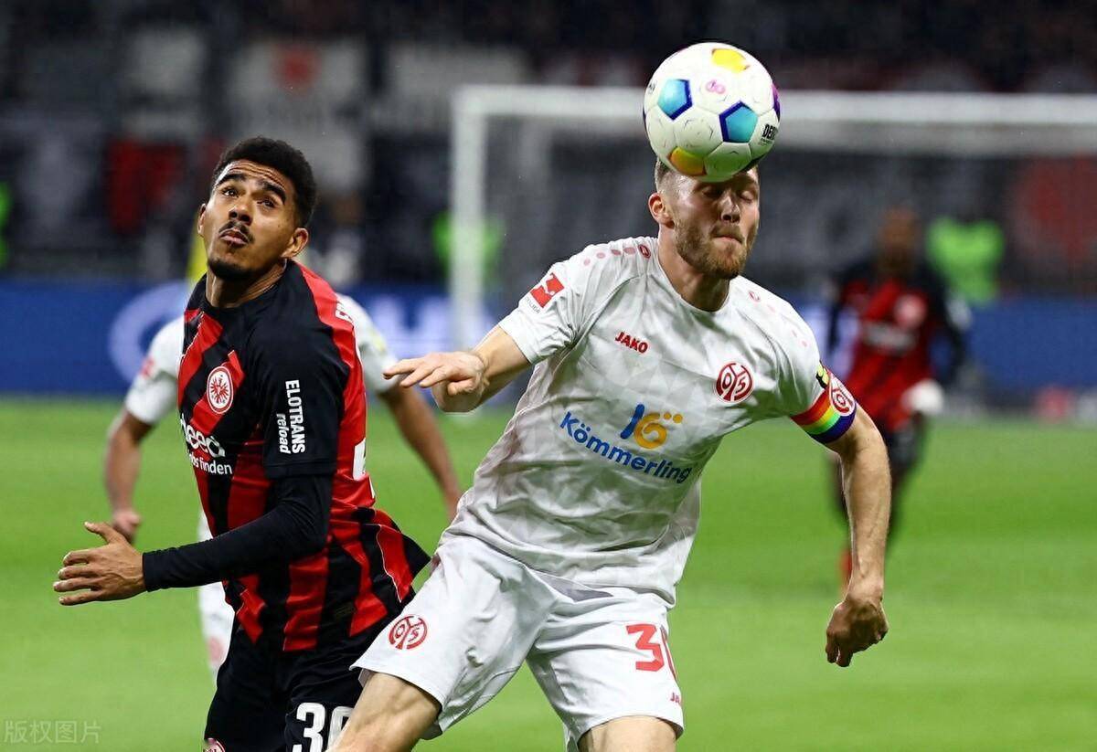 赛前体能课后，法兰克福临场应变备战德甲，气氛紧张，更衣室氛围转暖的简单介绍